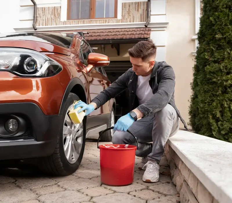 Lavage auto à domicile Solaize : professionnel intervenant sur un véhicule